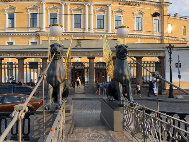 Достопримечательности в Санкт-Петербурге: грифоны на Банковском мосту
